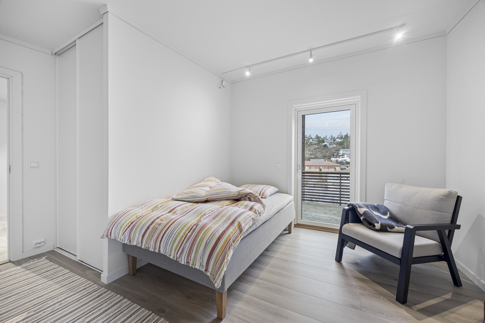 Hovedsoverom med skyvedørsgarderobe. Galleribilde