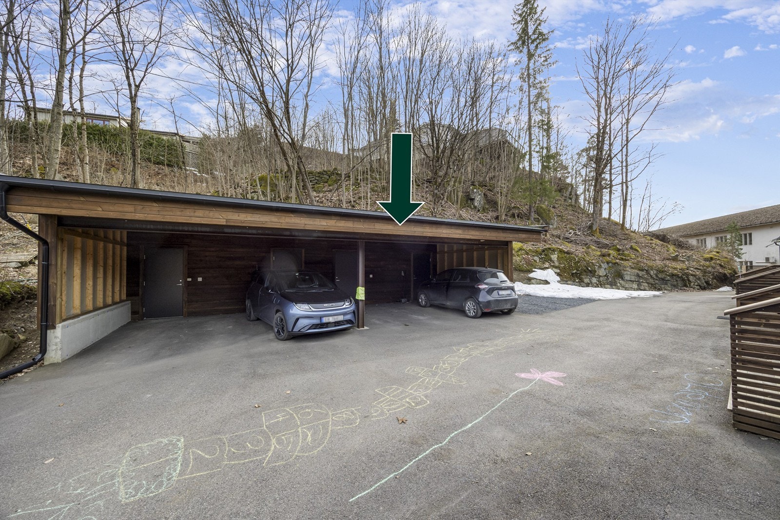 Tilhørende bilopstillingsplass i carport med tilhørende bod bak. Plassen er tinglyst tilhørende leiligheten. Galleribilde