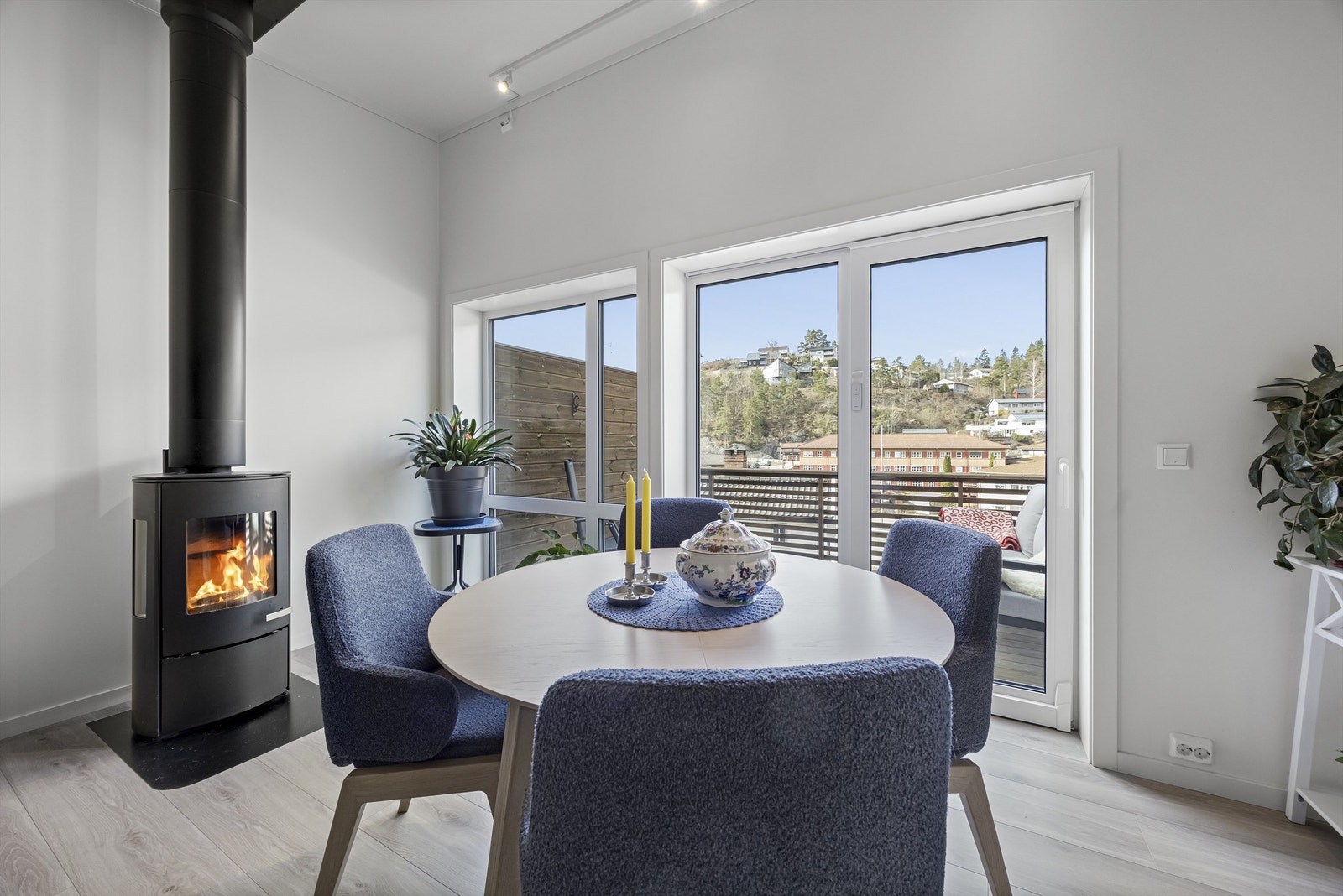 Det er store vindusflater som gir godt med lys inn året rundt. Galleribilde