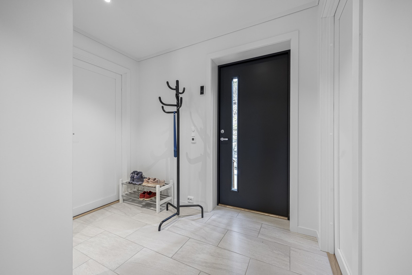 Velkommen inn! Det er fliser og varmekabler i entré. Galleribilde