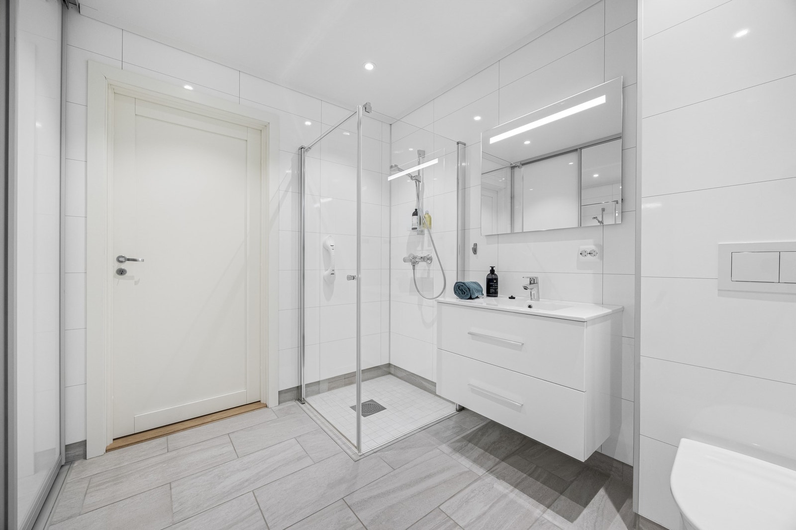 Romslig og praktisk baderom. Galleribilde