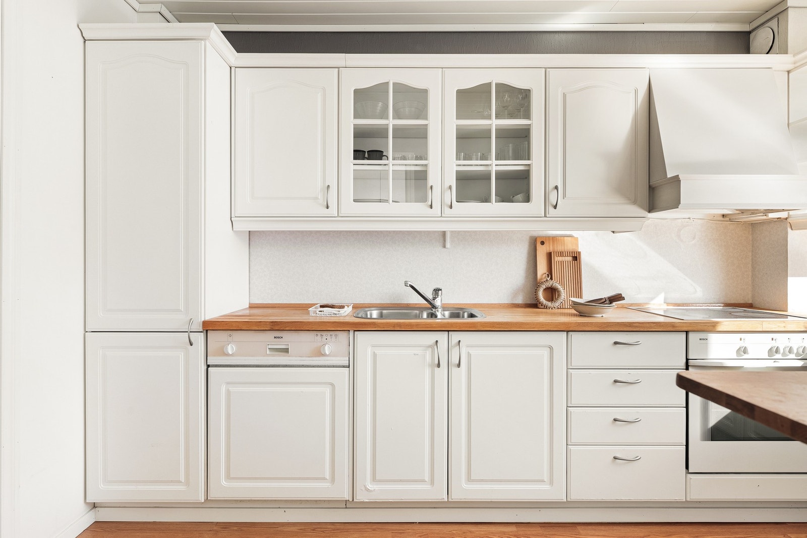 Kjøkkenet har hvite profilerte fronter og benkeplate i heltre. Galleribilde