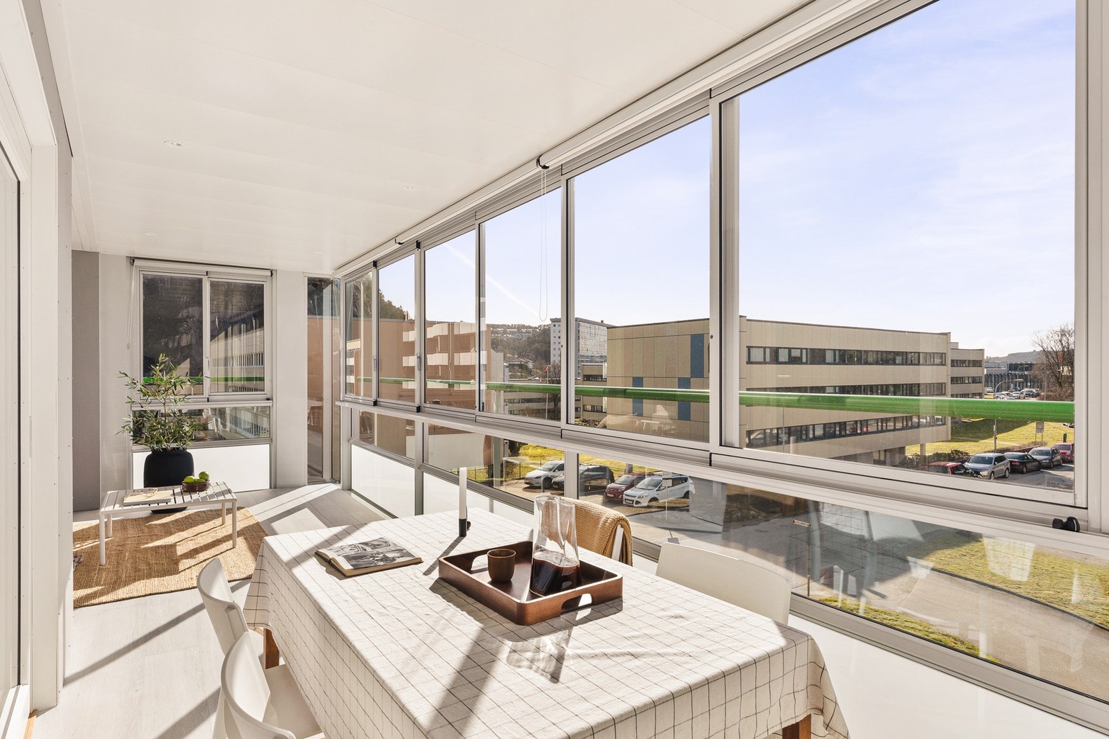 Nydelig og stor innglasset balkong 16,8 kvm. Galleribilde