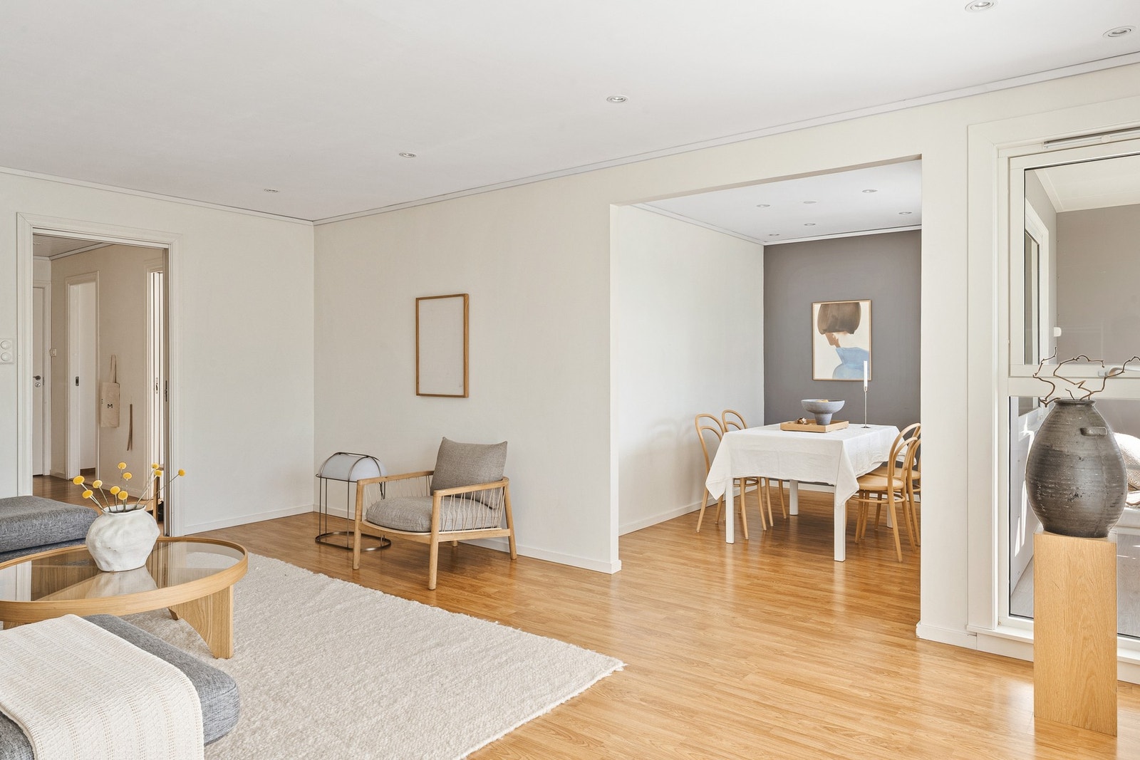 Stuen er romslig og måler 30,1 kvm. Galleribilde