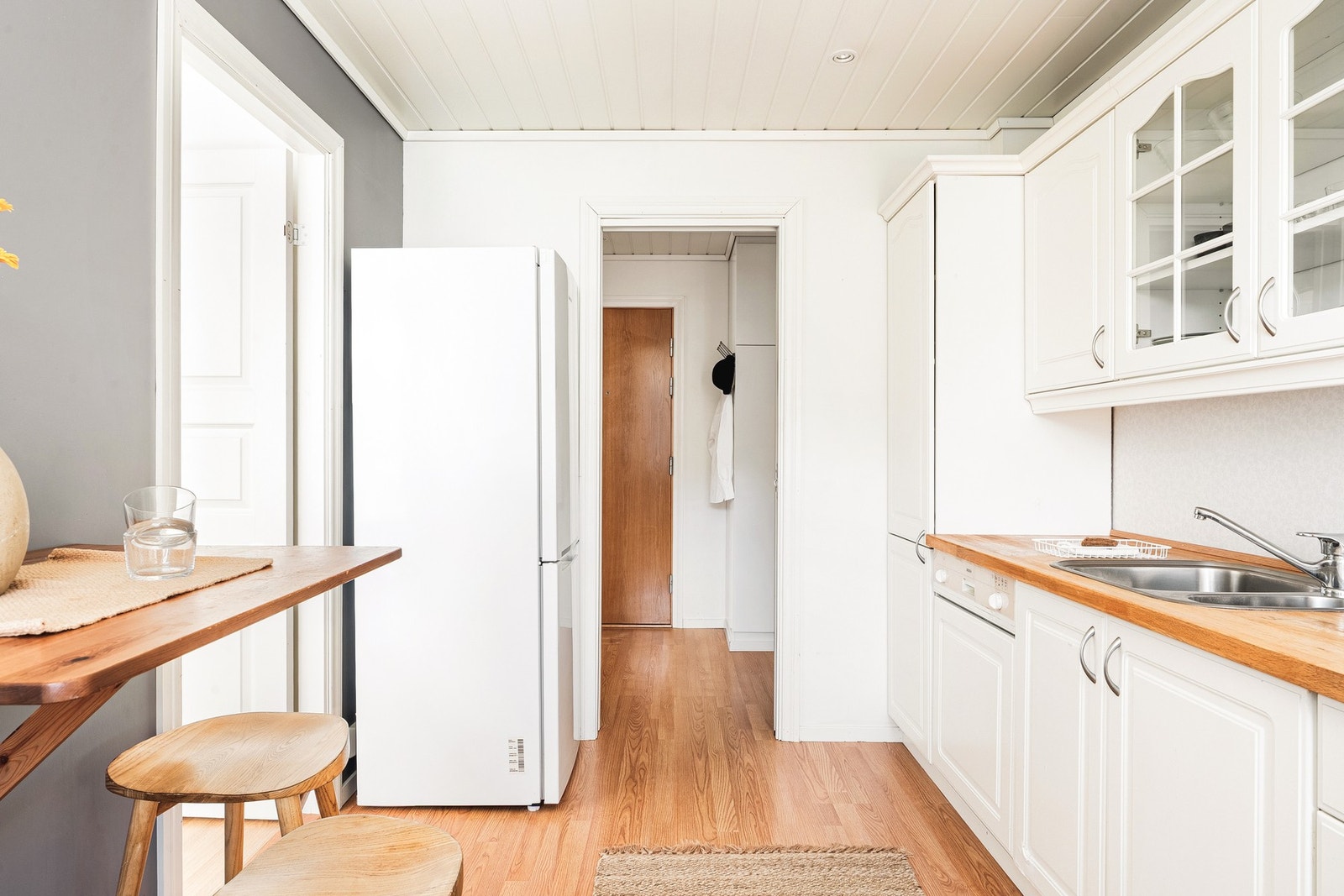 På kjøkkenet er det integrert oppvaskmaskin, komfyr og platetopp i tillegg plass til kjøleskap. Galleribilde