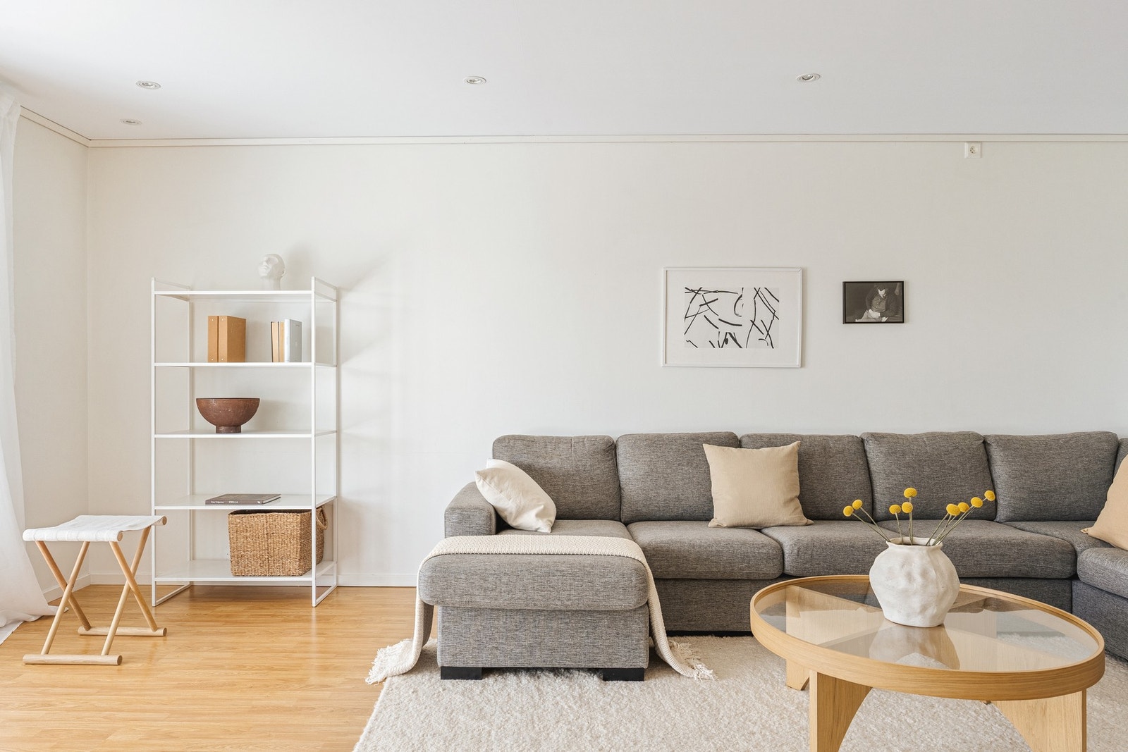 Leiligheten har fine og lyse overflater. Galleribilde