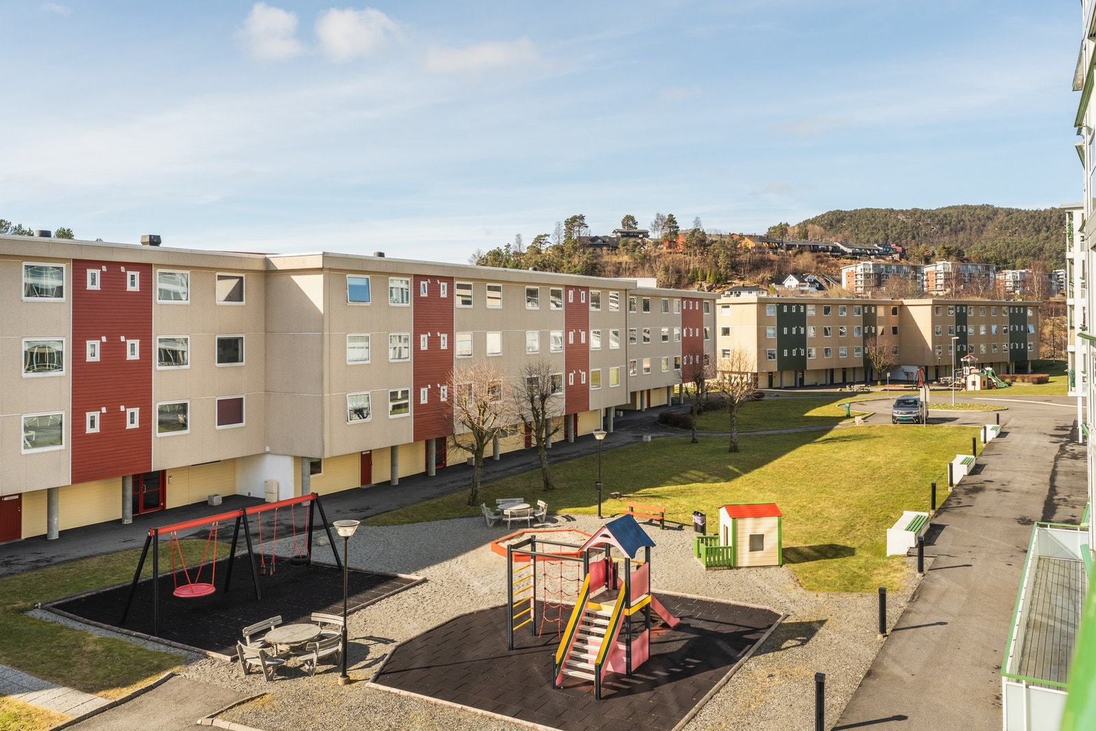Det er pent opparbeidede fellesarealer i form av lekeplasser, grøntarealer og diverse sitteplasser. Galleribilde