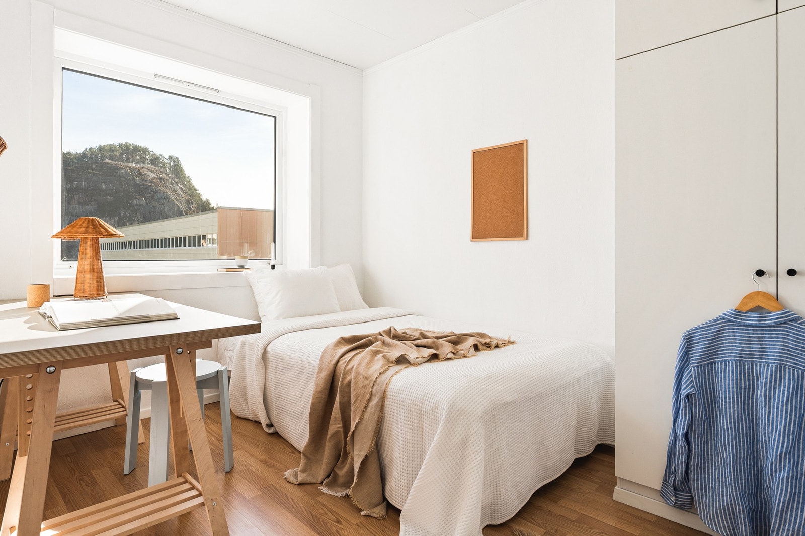 Fint soverom med tilkomst fra kjøkkenet. Galleribilde