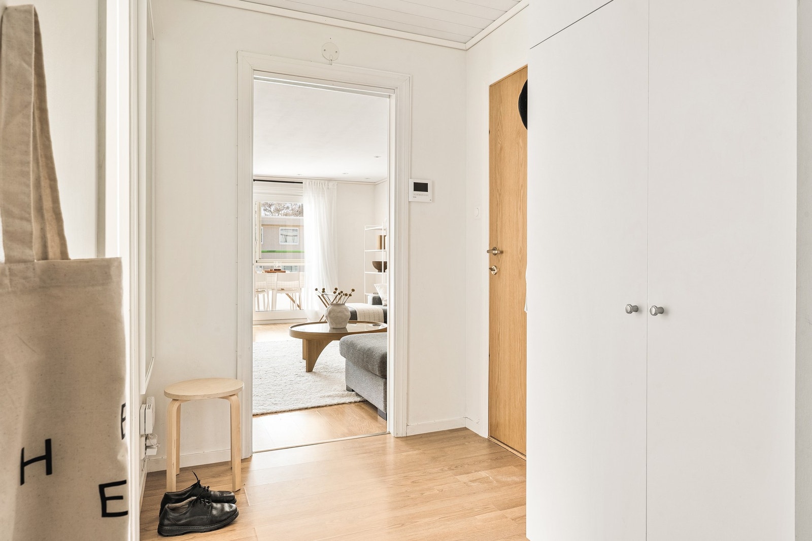 Her er det god plass til å henge fra seg yttertøy. Porttelefon for åpning av ytterdør. Galleribilde