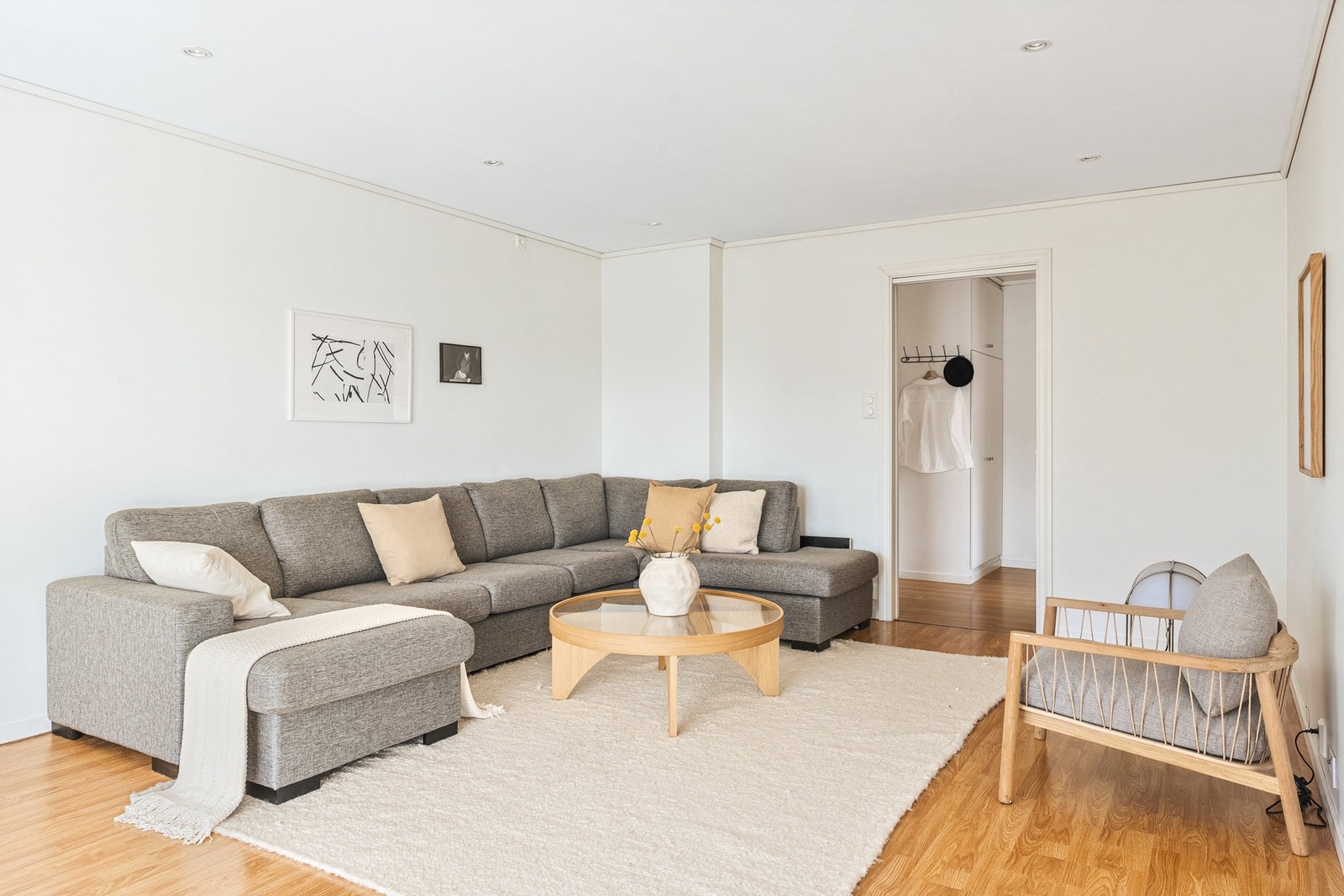 Leiligheten er godt belyst med spotter i tak. Galleribilde