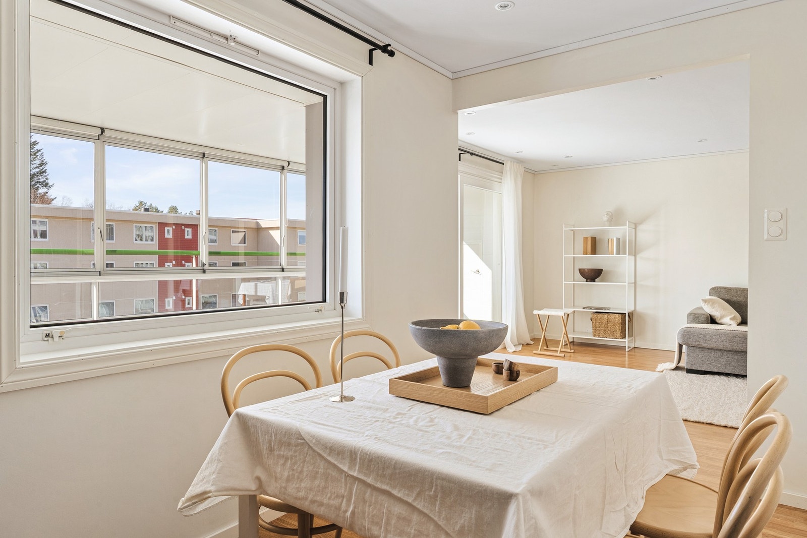 Det er god med naturlig lysinnslipp i stuen. Galleribilde