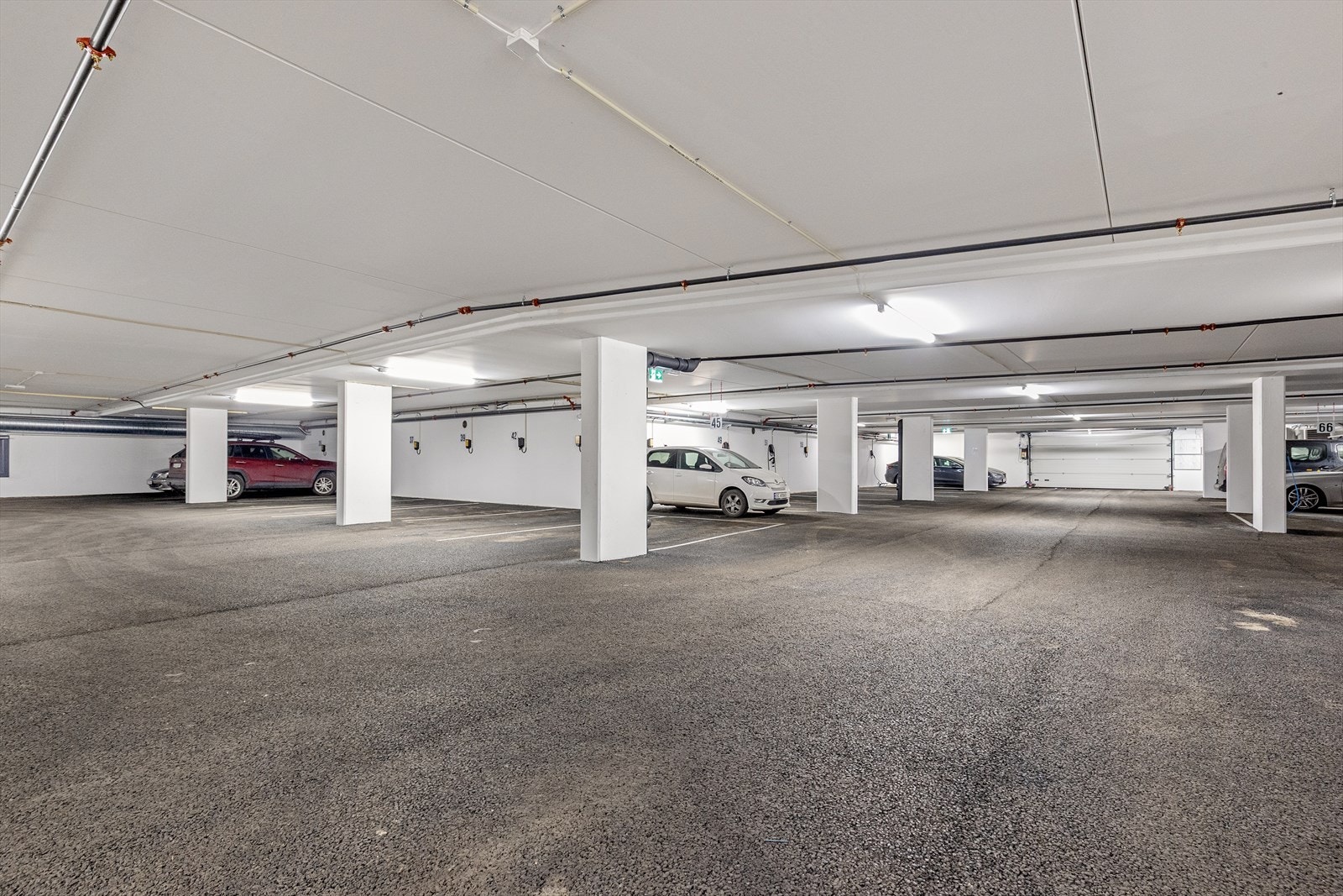 Fin parkeringskjeller, tilrettelagt for elbillading Galleribilde