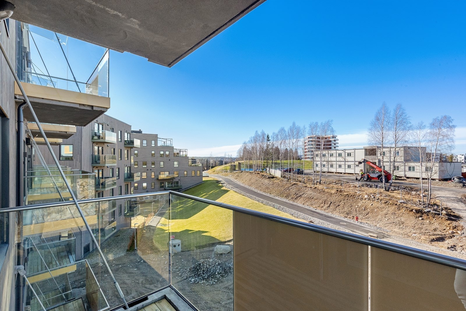 Utsikt fra balkong. Foto tatt fra 5. etasje, men oppleves tilsvarende Galleribilde