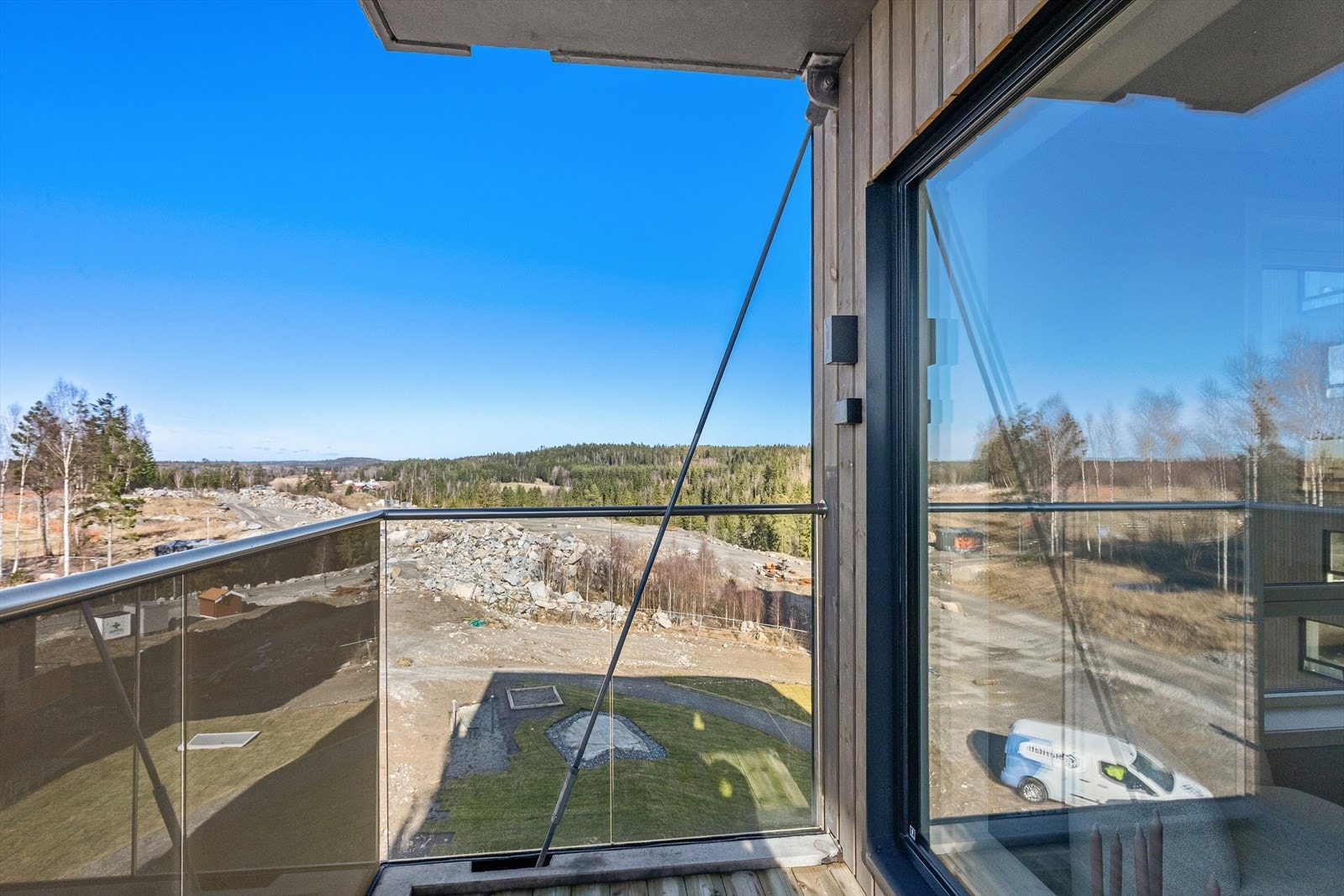 Fin utsikt fra egen balkong. Foto er fra utsikt fra leilighet i 5. etg, men oppleves tilsvarende. Galleribilde