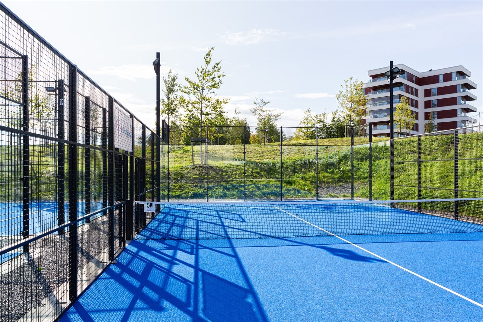 Vestby padel har 3 flotte utendørs padelbaner som ligger på Sole - rett ved prosjektet Galleribilde