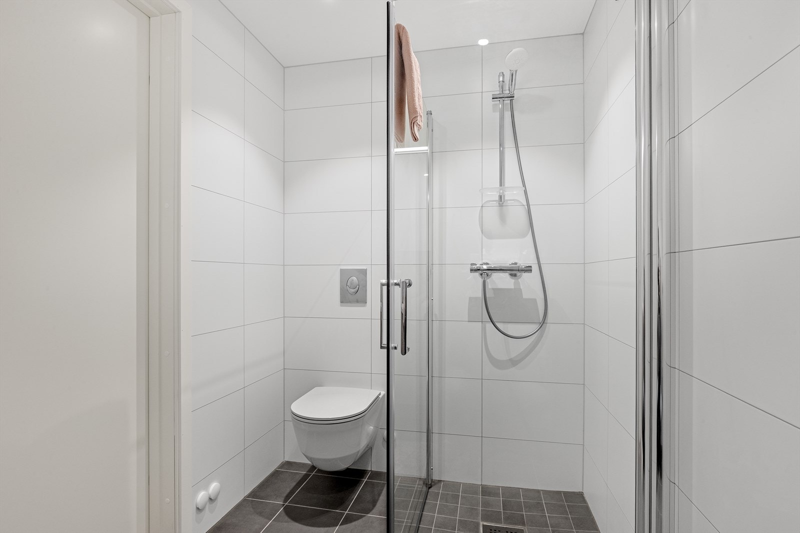 Moderne og delikat bad. Foto fra lik leilighet i 5. etg Galleribilde