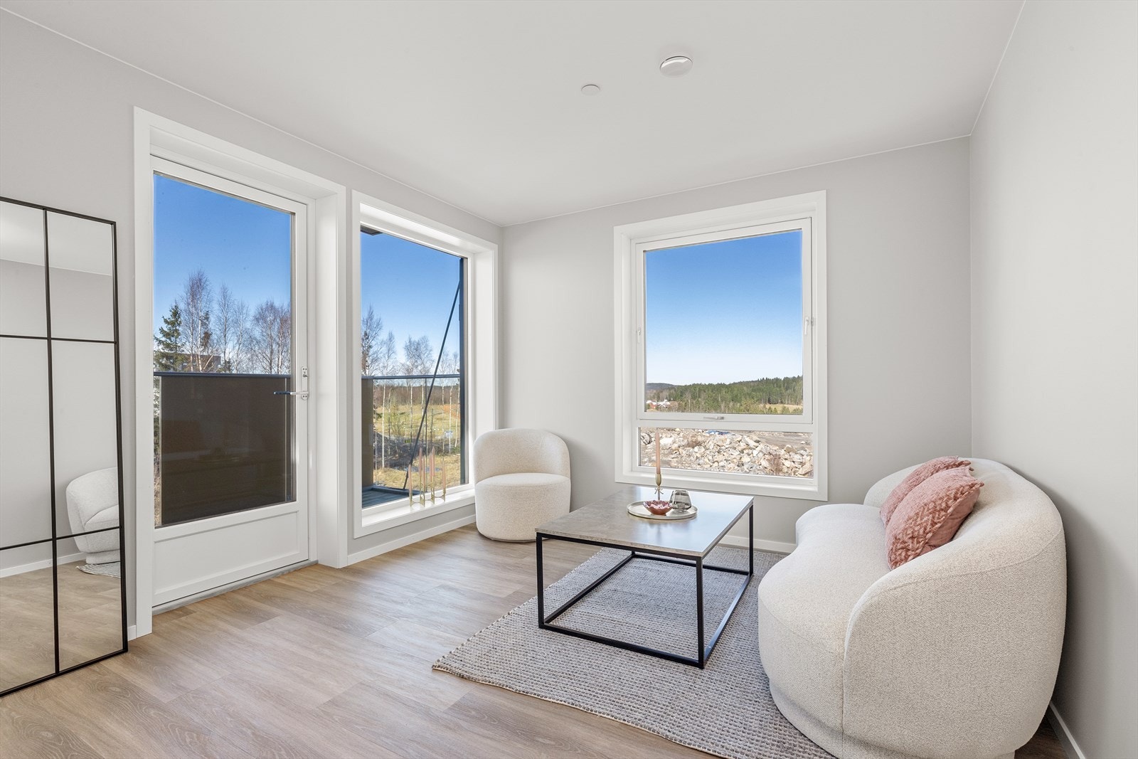 Utgang til balkong med kveldssol. Foto fra lik leilighet i 5. etg Galleribilde