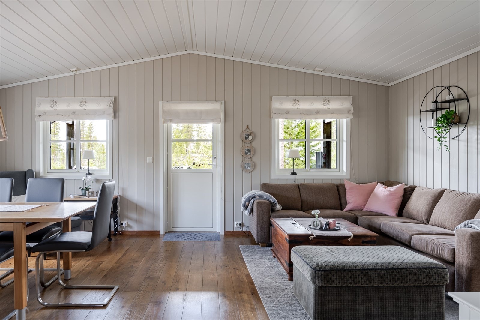 Direkte utgang fra stuen til uteområde og terrasse. Galleribilde