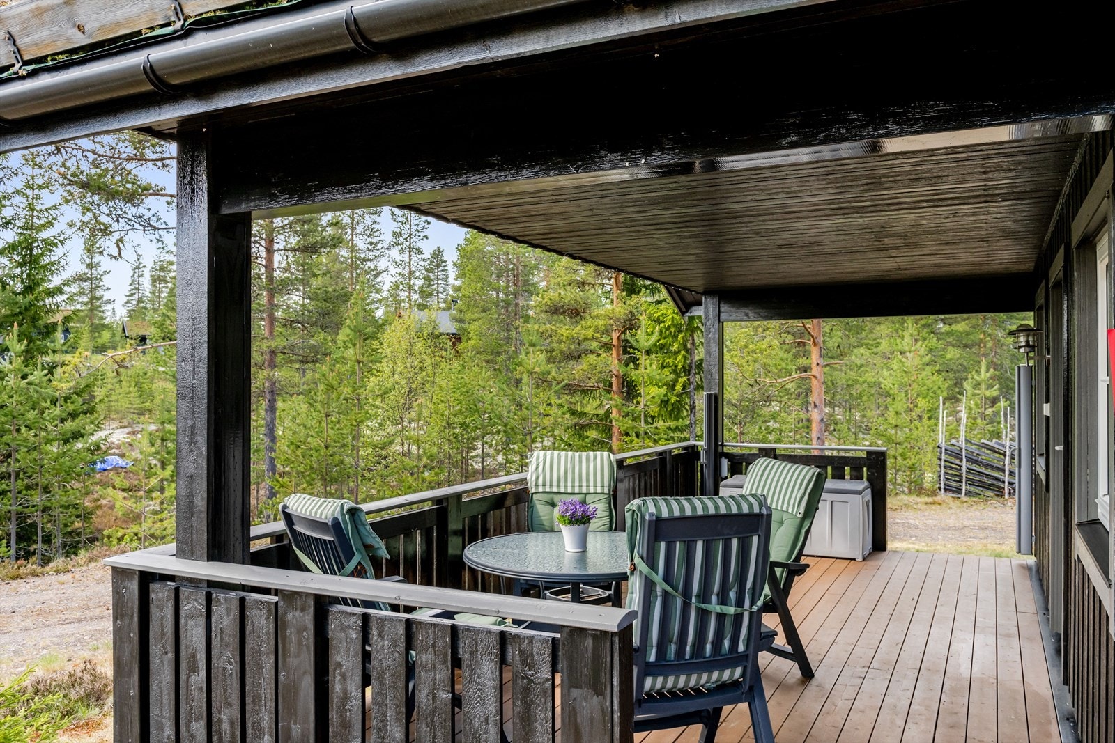 Den overbygde terrassen har solid konstruksjon med stående kledning og gir god plass til utemøbler. Galleribilde
