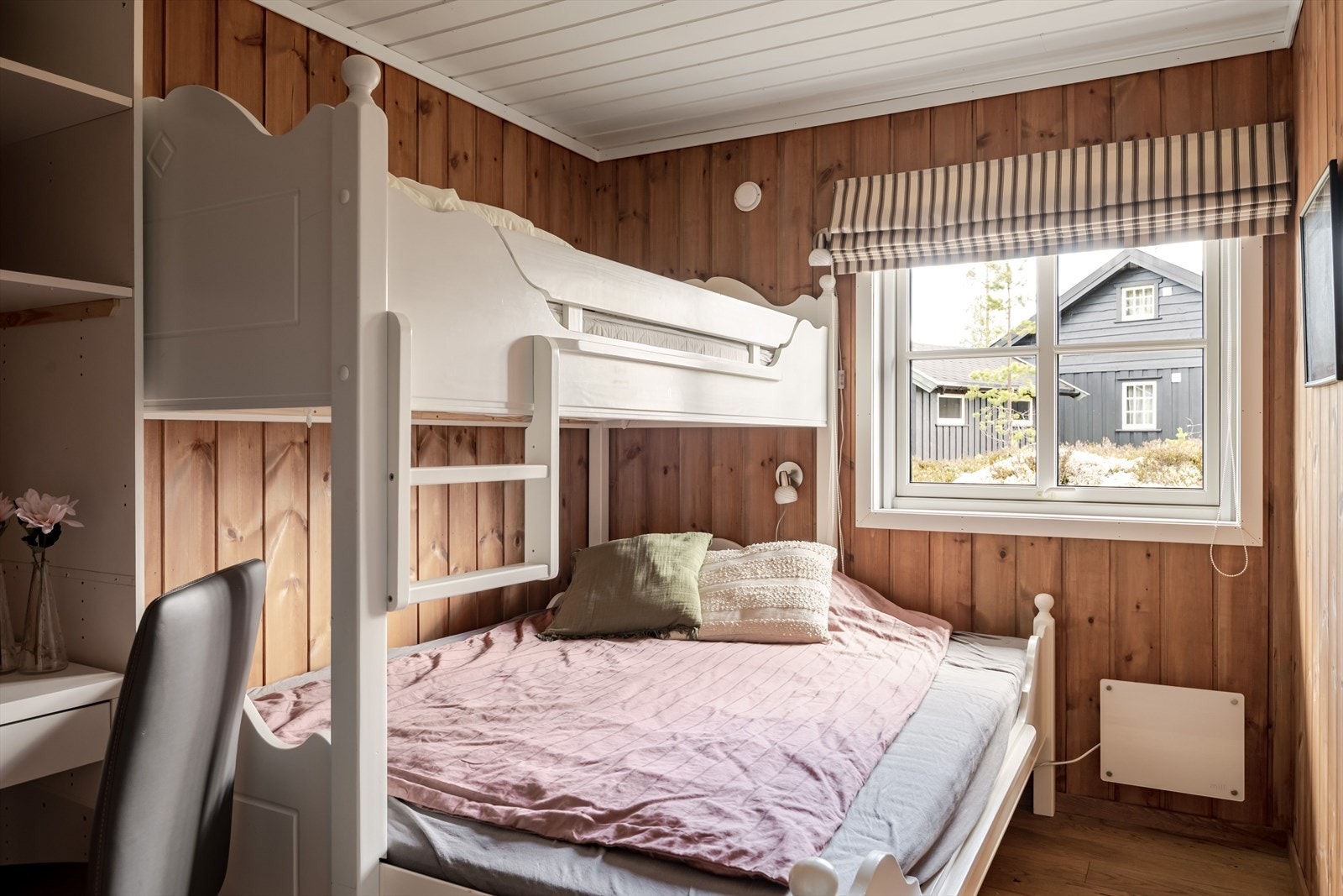 Køyeseng og skrivebord gir praktisk plassutnyttelse, med panelkledde vegger so
m gir en tradisjonell stil. Galleribilde