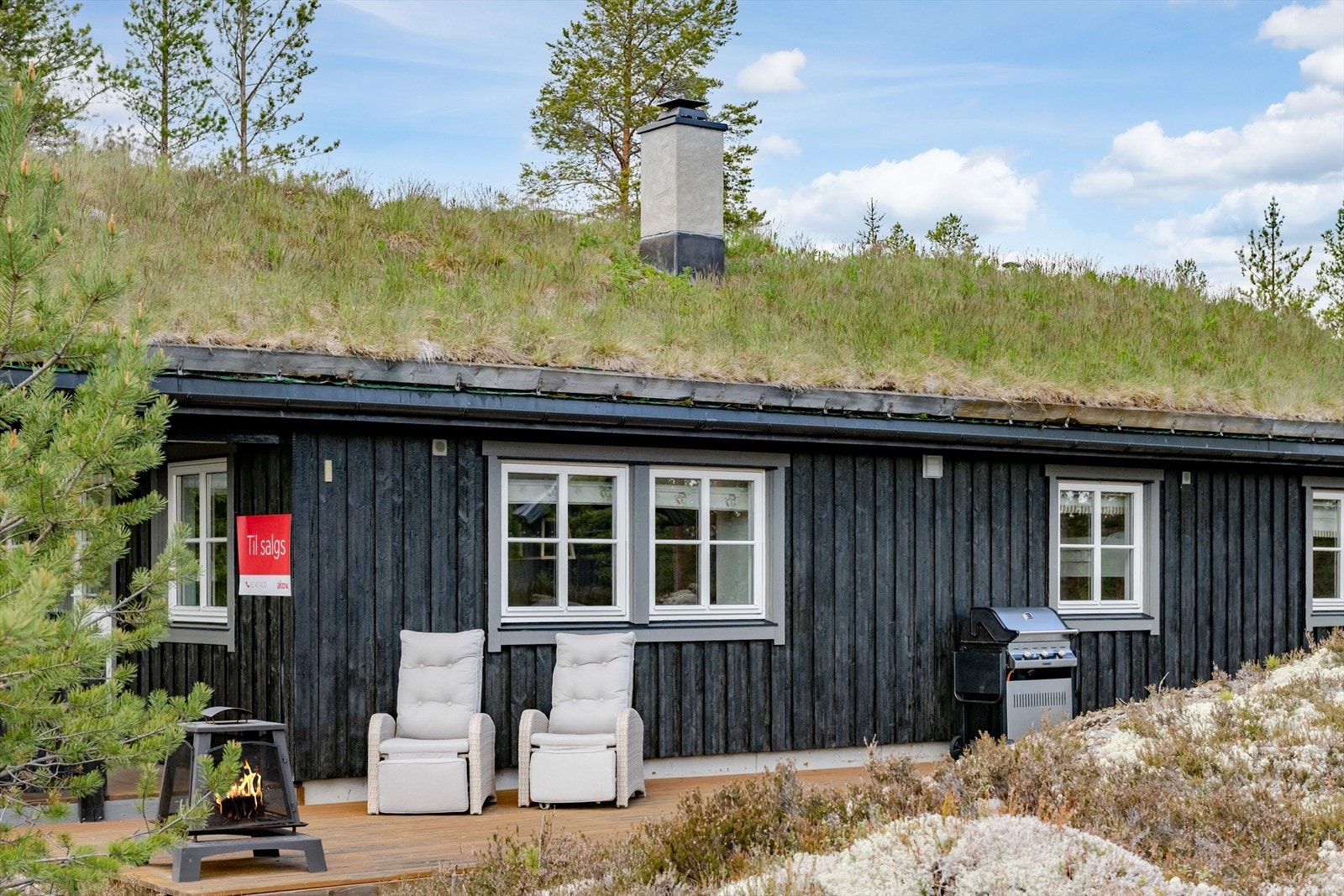 Terrasse med vedfyring gir mulighet for utendørs hygge i naturskjønne omgivelser. Galleribilde
