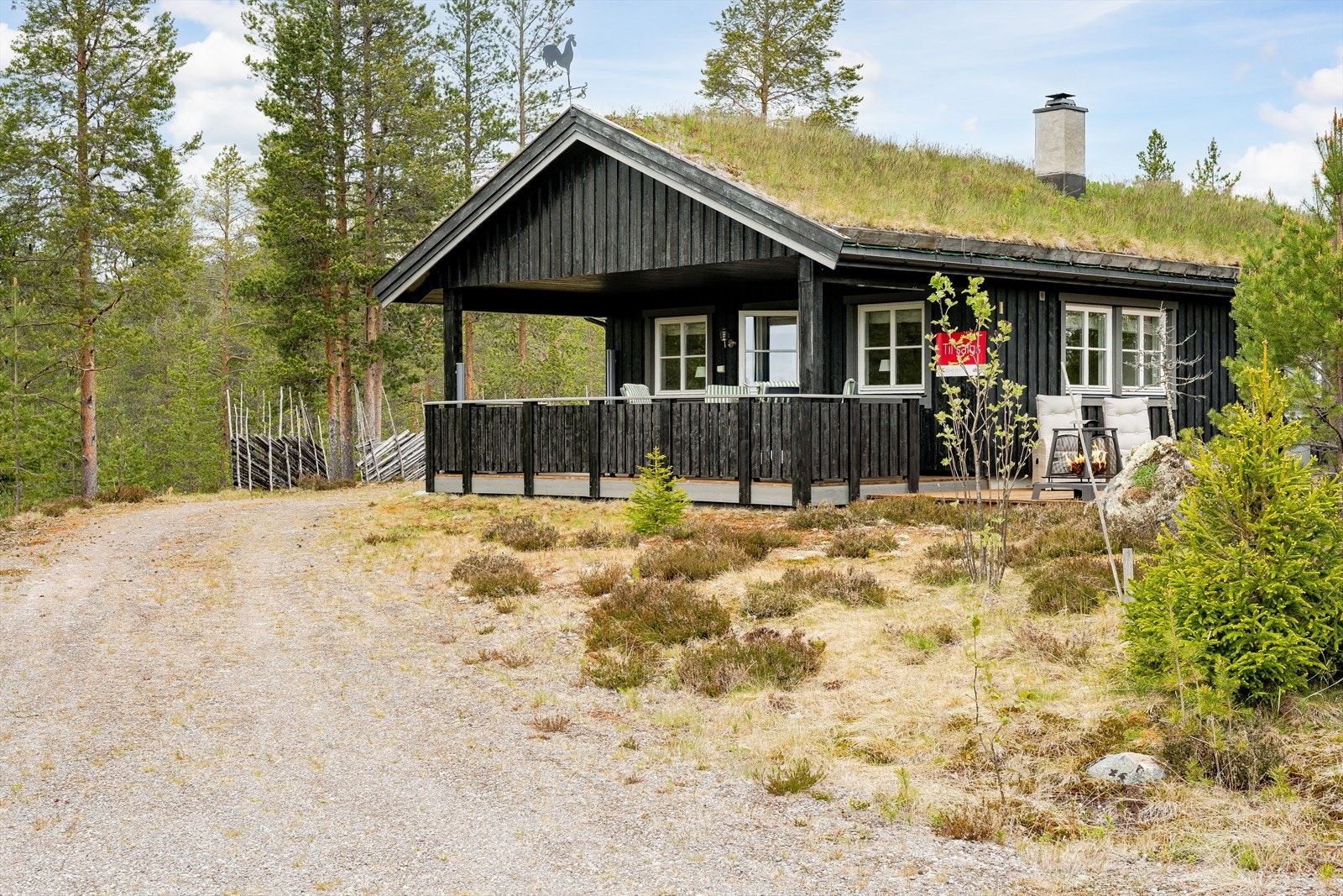 Fritidsboligen har adkomst via privat vei og parkering på egen tomt. Galleribilde