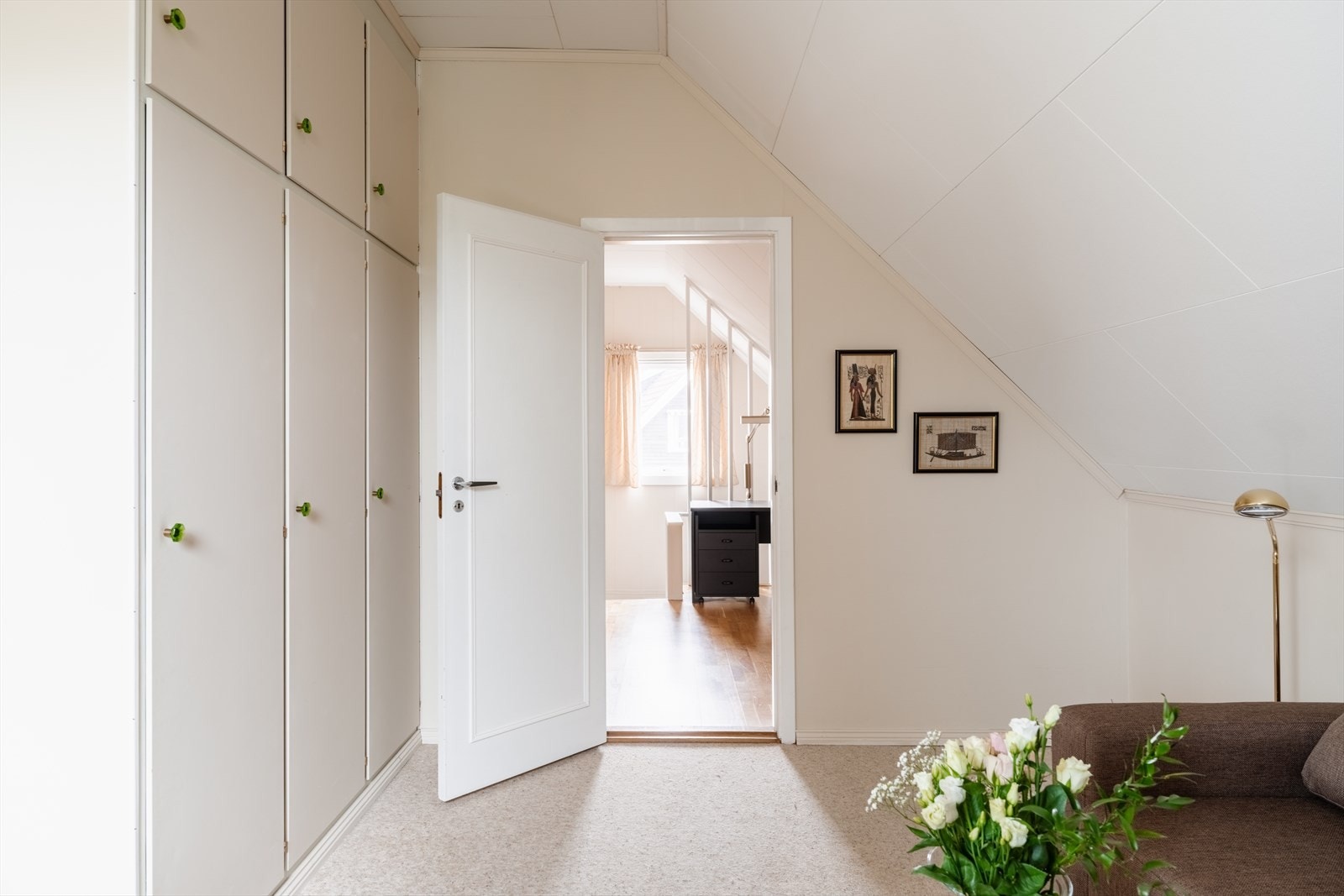 Garderobeskapene gir god utnyttelse av plassen under skråtaket. Galleribilde