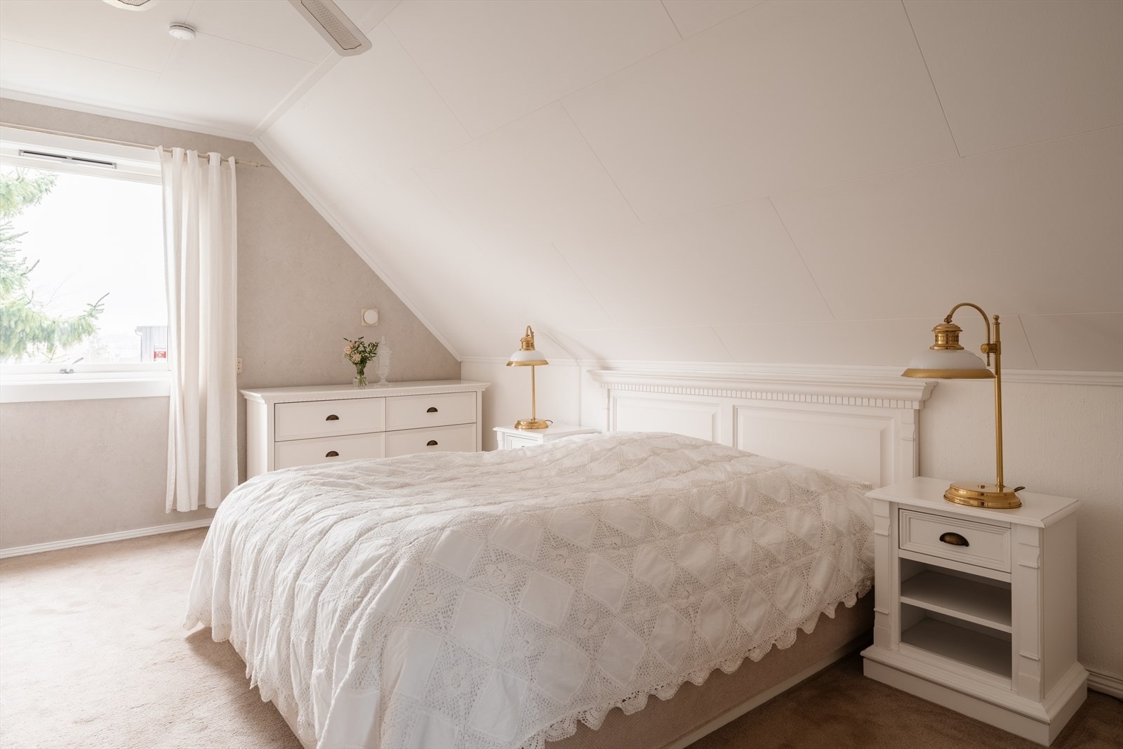 Hovedsoverommet er lyst og romslig med teppegulv og god plass til dobbeltseng. Galleribilde