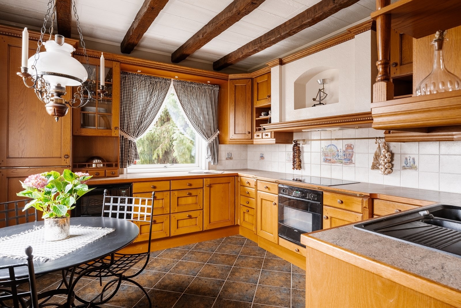 Kjøkkenet er svært romslig, har masse skap- og arbeidsplass, grønt utsyn og god plass til kjøkkenbord. Galleribilde