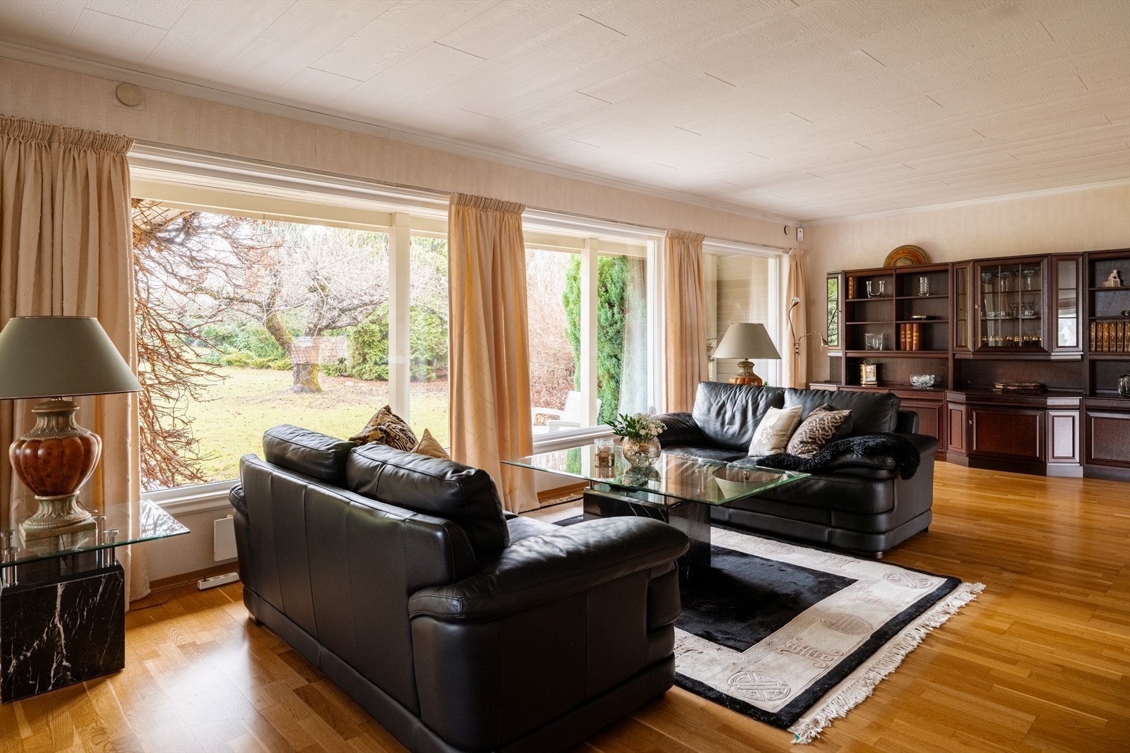 Store vindusflater gir rikelig med naturlig lys og en fin kontakt med hagen utenfor. Galleribilde