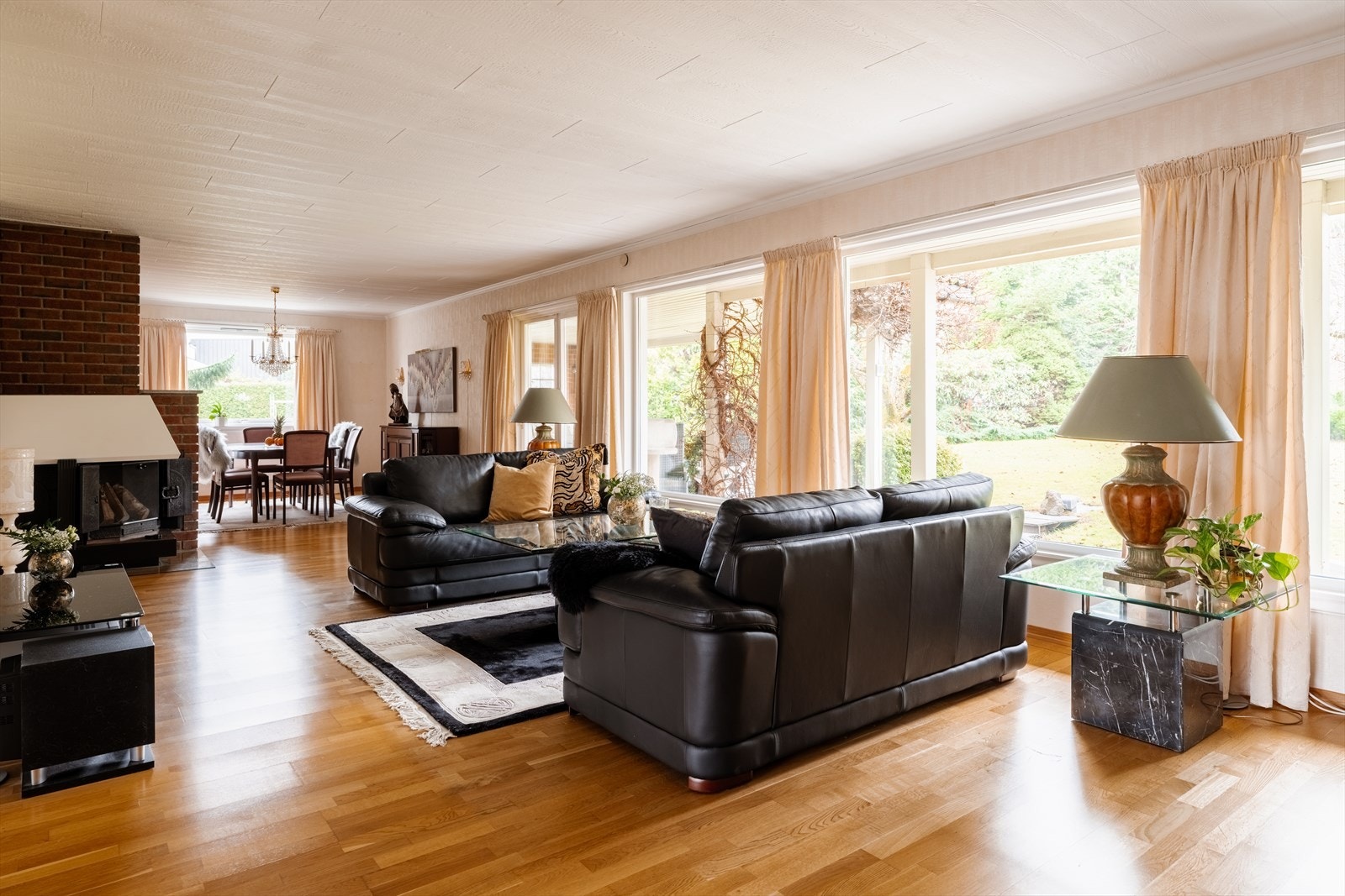 Fra stuen er det direkte utgang til den store, vestvendte terrassen og hagen. Galleribilde