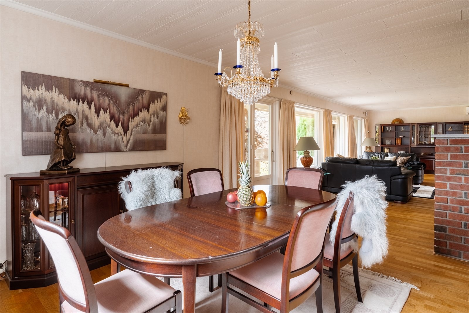 Den åpne løsningen mellom stue og spisestue skaper en luftig og sosial atmosfære. Galleribilde