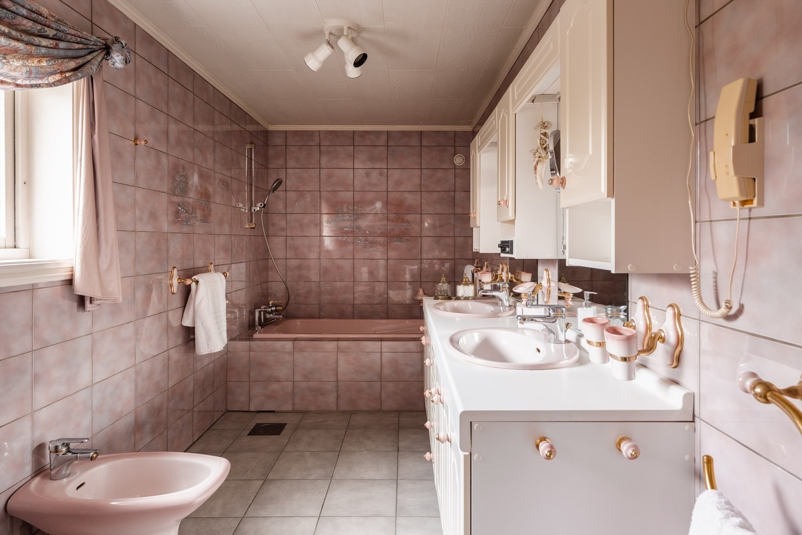 Badet i underetasjen er funksjonelt innredet med badekar og bide. Galleribilde