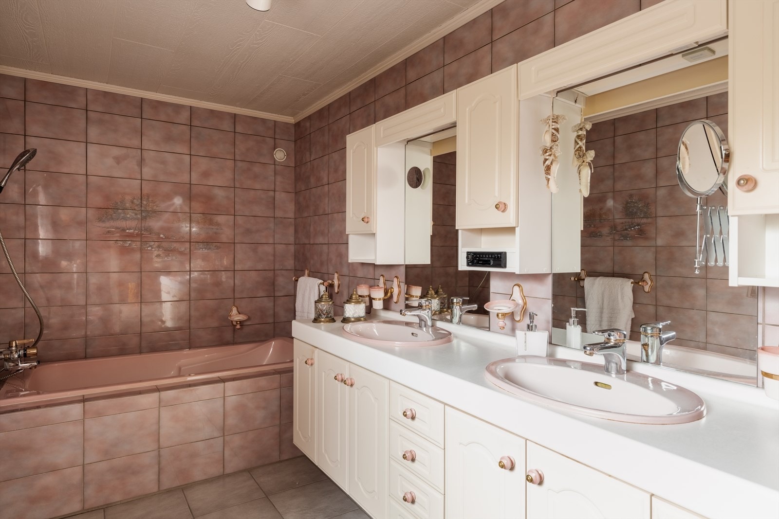 Rommet har flislagt gulv med gulvvarme og en praktisk innredning med dobbel servant. Galleribilde