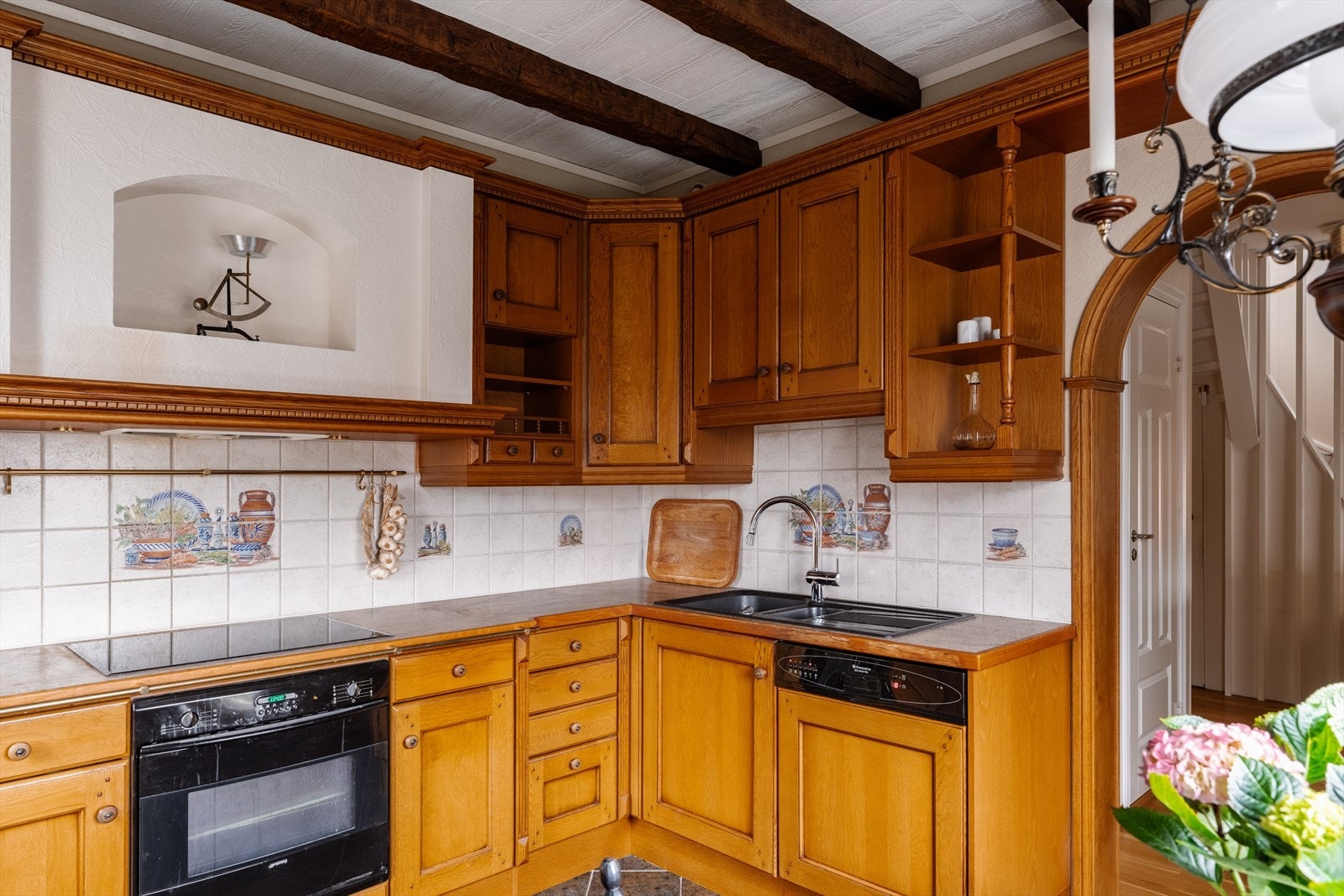 Innredningen har integrert stekeovn, platetopp, oppvaskmaskin, kjøleskap og fryseskap. Galleribilde