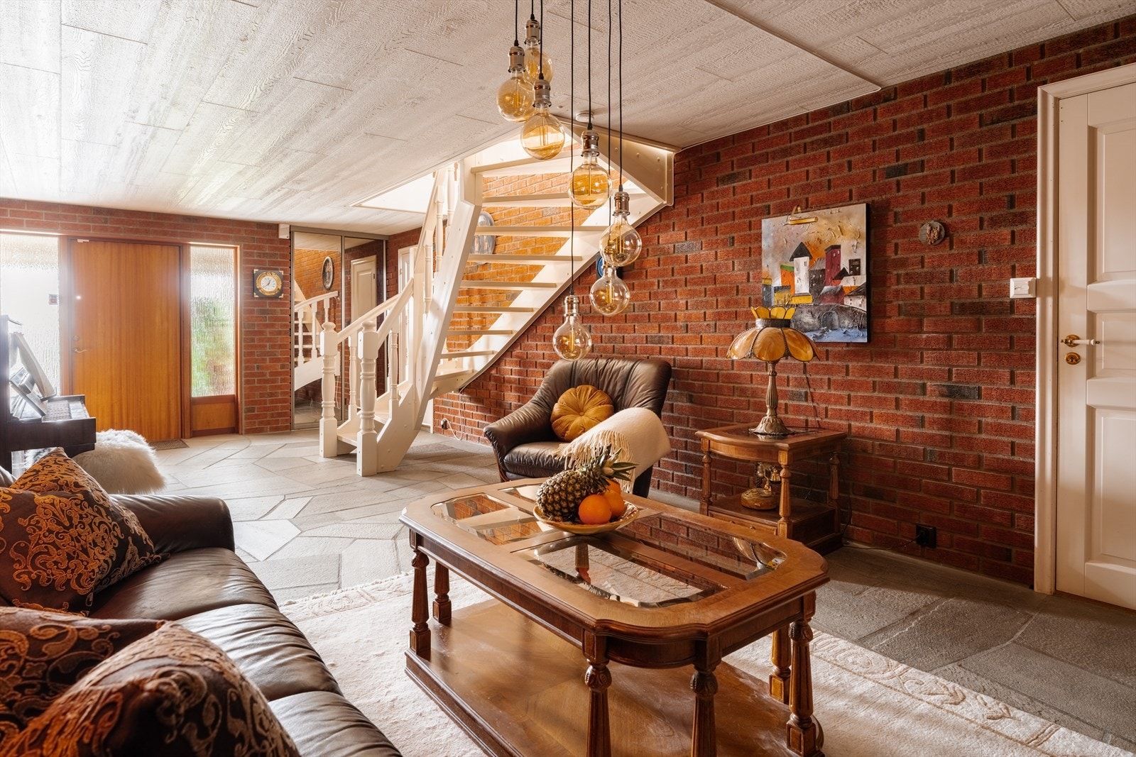 Gulvet har skiferheller med gulvvarme, og en hvitmalt trapp binder etasjen sammen med hovedplanet. Galleribilde