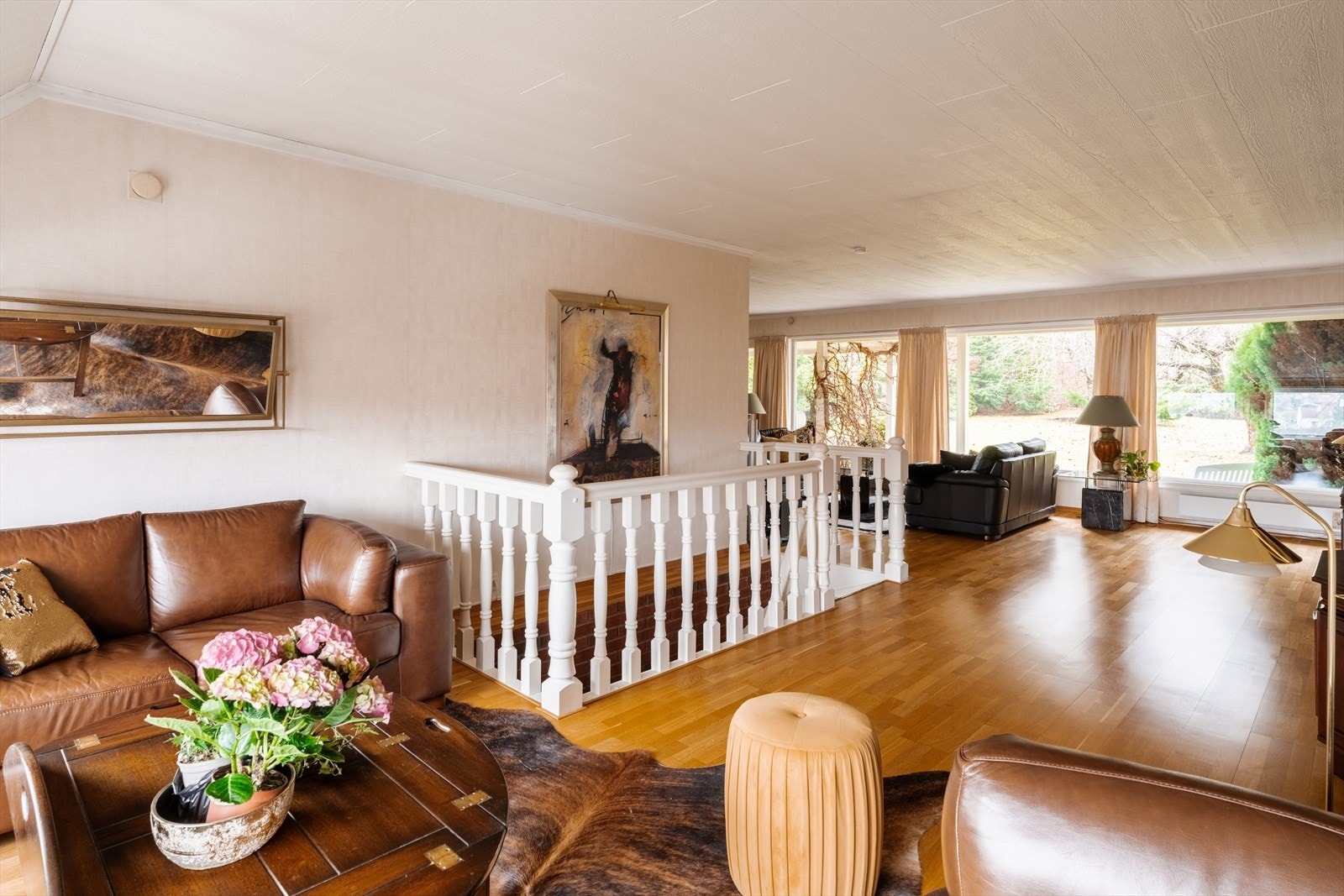 Stuen er lys og romslig, med eikeparkett på gulvet og god plass til flere sittegrupper. Galleribilde