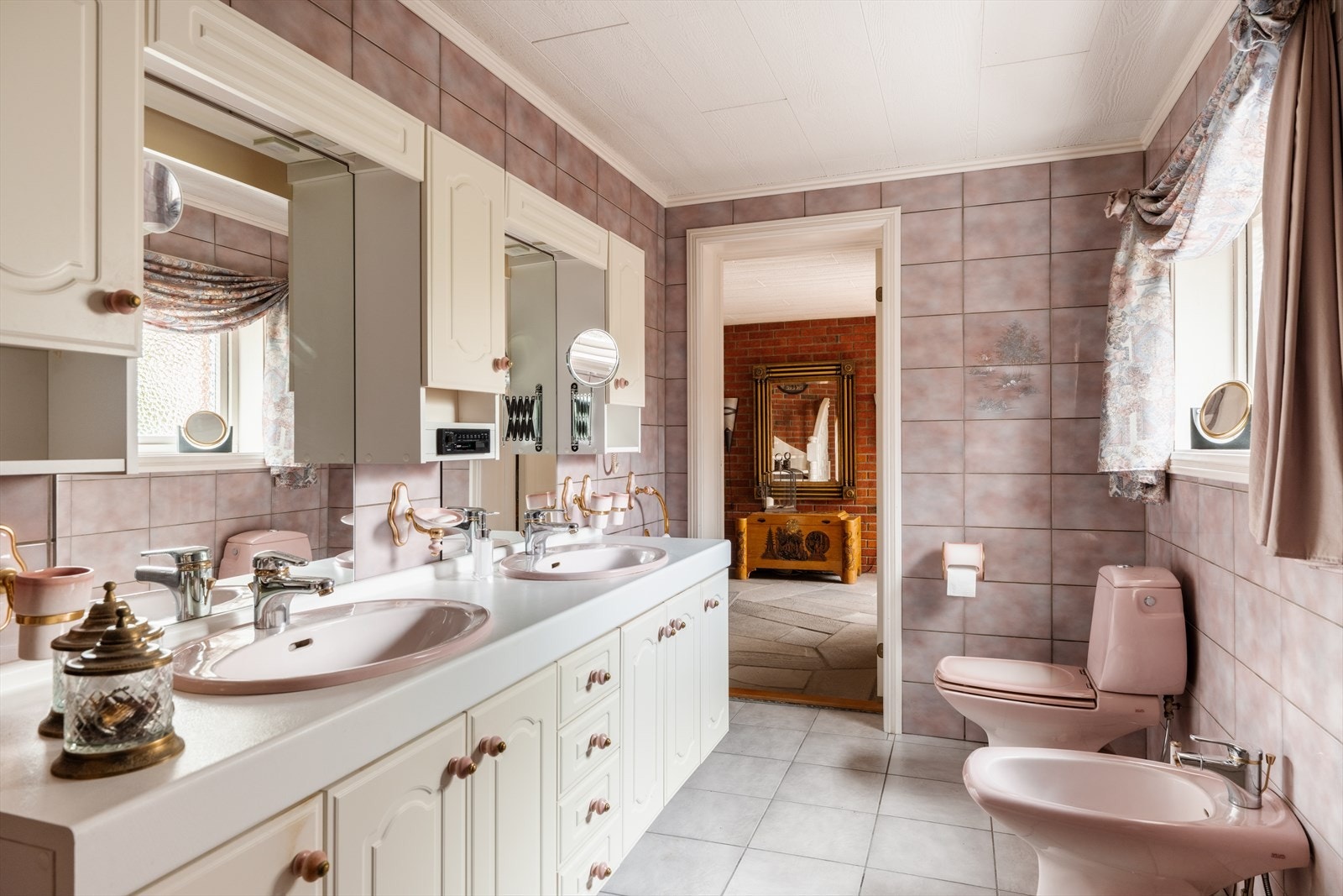 Flislagte vegger og mekanisk avtrekk sikrer ventilasjonen på badet. Galleribilde