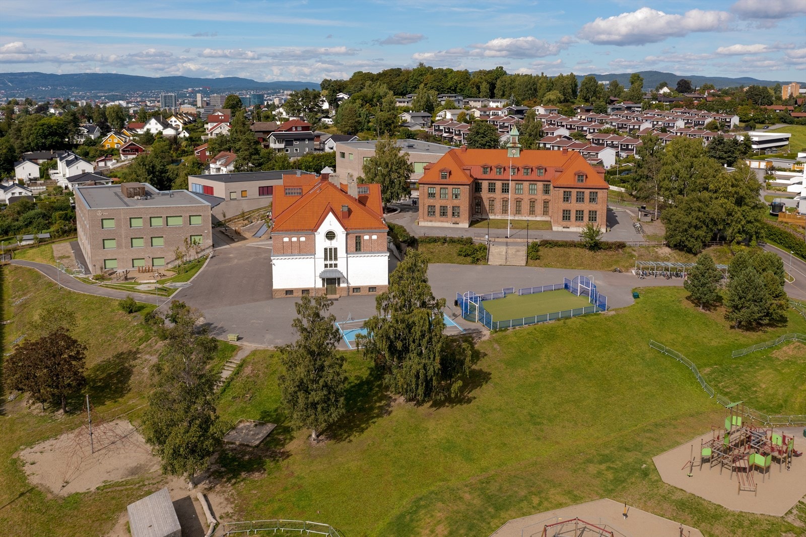Boligen tilhører Østensjø skolekrets, med skolen plassert ved nordenden av Østensjøvannet og flotte uteområder for elevene. Galleribilde