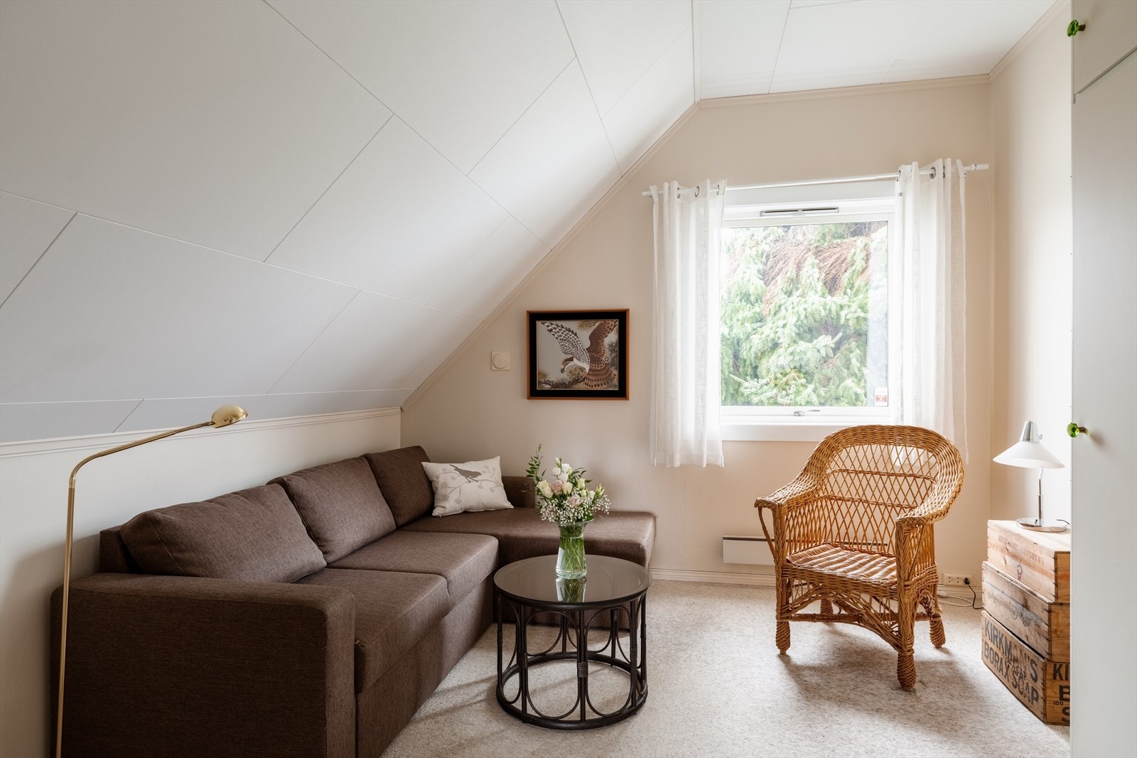 Det andre soverommet har også teppegulv og en praktisk, innebygd garderobeløsning. Galleribilde