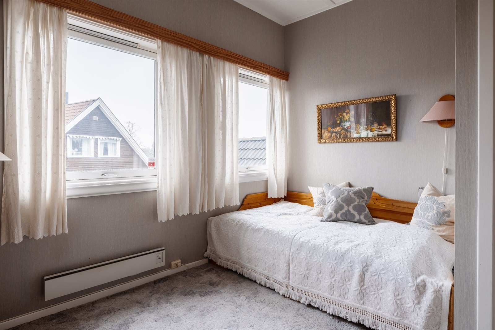Det tredje soverommet er også av god størrelse, med teppegulv og malte vegger. Galleribilde