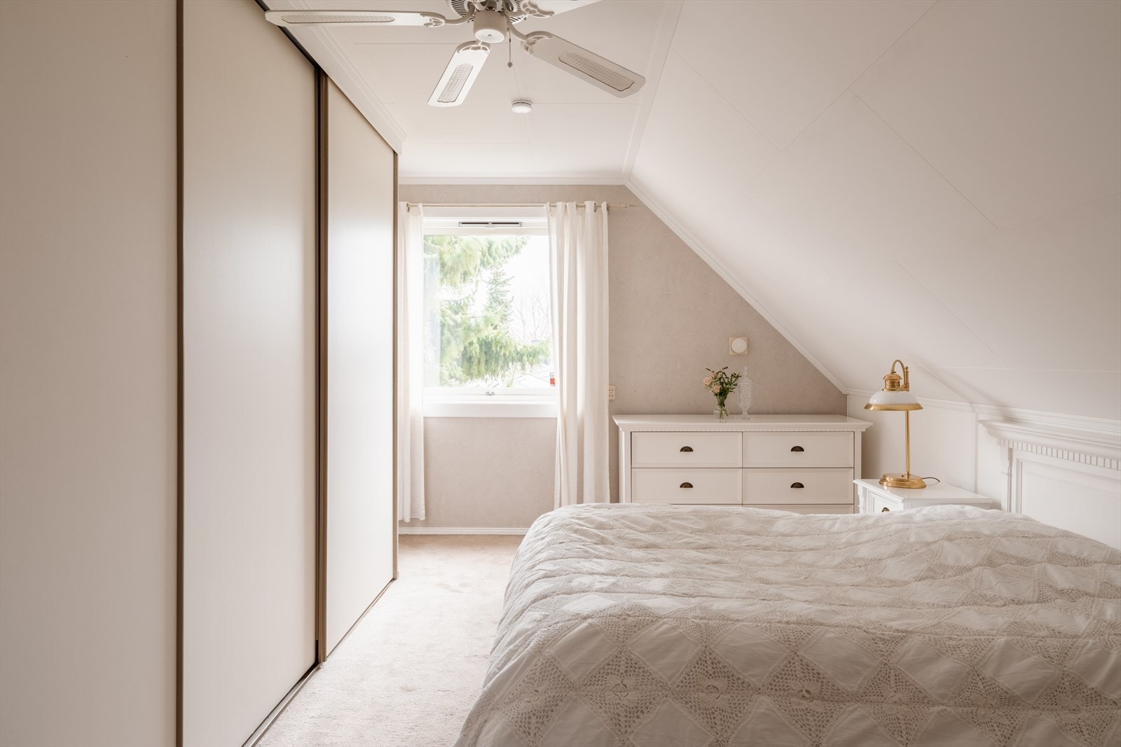 En stor, innebygd garderobeløsning gir rikelig med oppbevaringsplass. Galleribilde