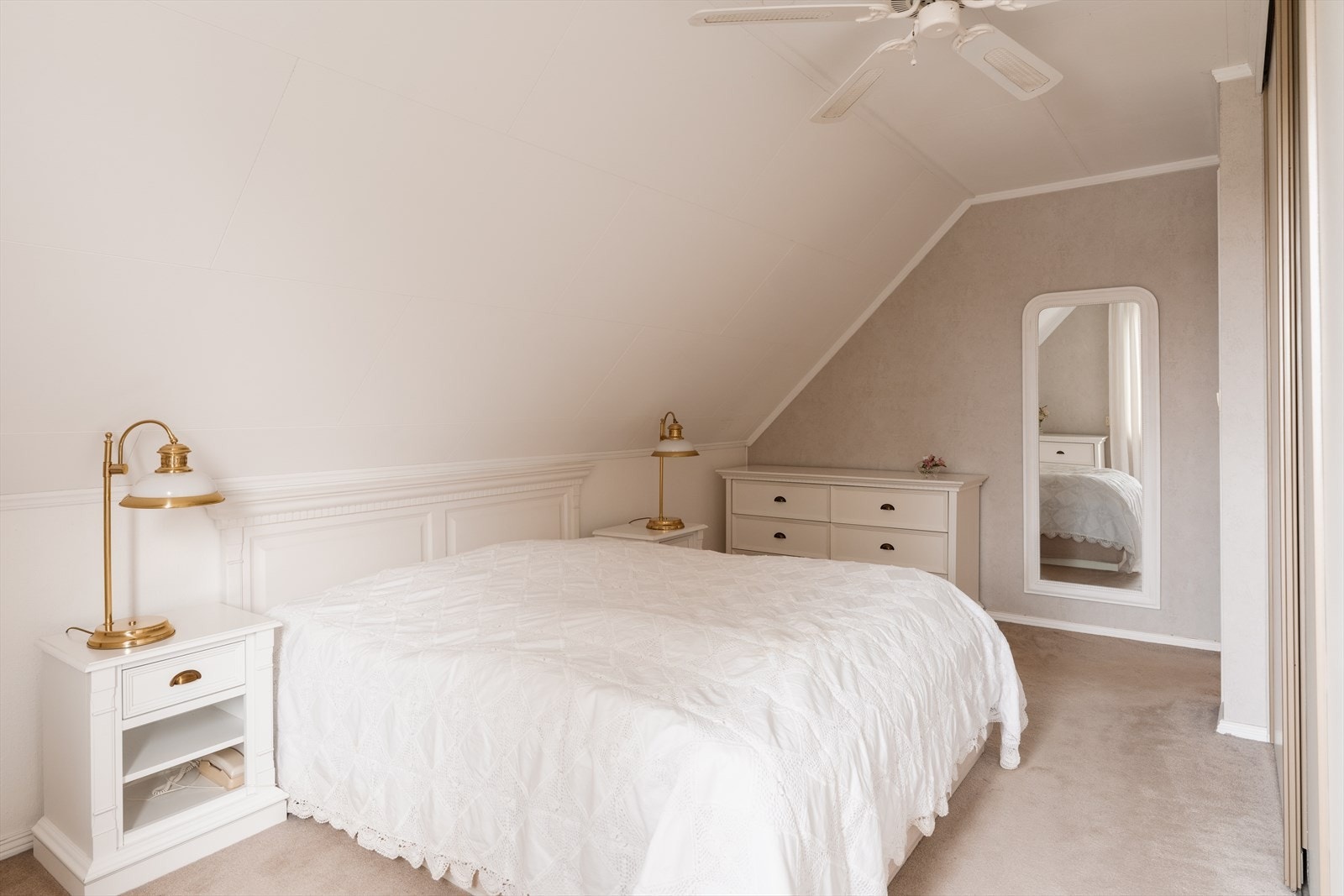 Rommet har en rolig og behagelig atmosfære med lys fra vindu i gavlveggen. Galleribilde