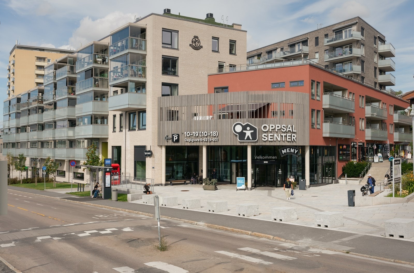 Nærhet til butikker og spisesteder gjør hverdagen enkel: ARK, frisør, apotek, dyrebutikk, Meny og mer. Galleribilde