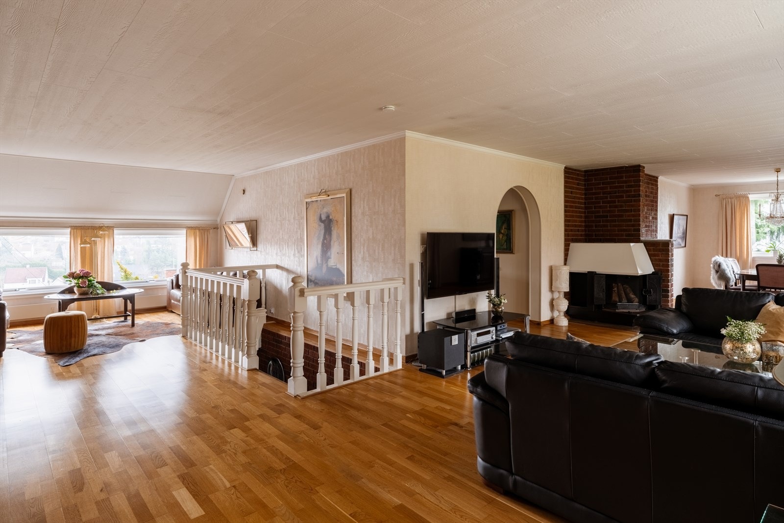 En åpen tretrapp leder fra stuen opp til andre etasje. Galleribilde