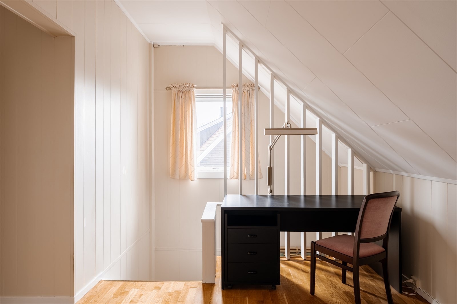 Ved trappen er det en praktisk krok som egner seg godt som hjemmekontor. Galleribilde