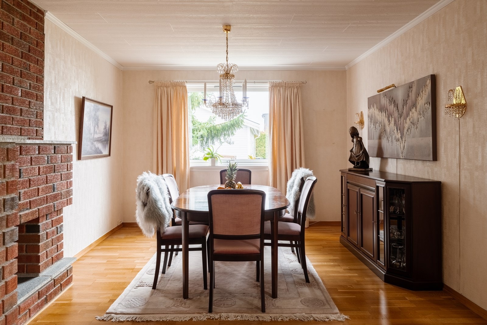 Stuen har en naturlig sone for en stor spisestue, perfekt for sosiale sammenkomster. Galleribilde