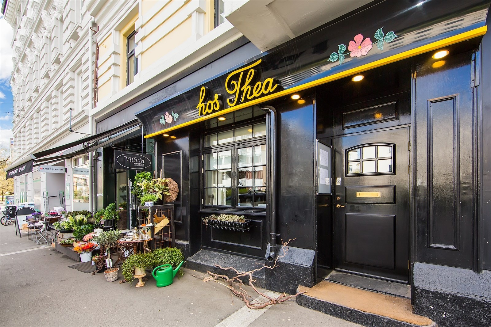 Nyt en god fransk middag, Hos Thea - to kvartaler fra leiligheten. Galleribilde