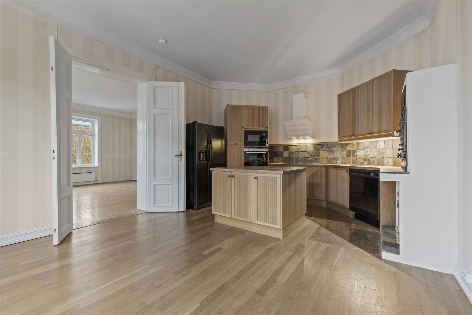 Romslig kjøkken med øy - god plass til møblement Galleribilde