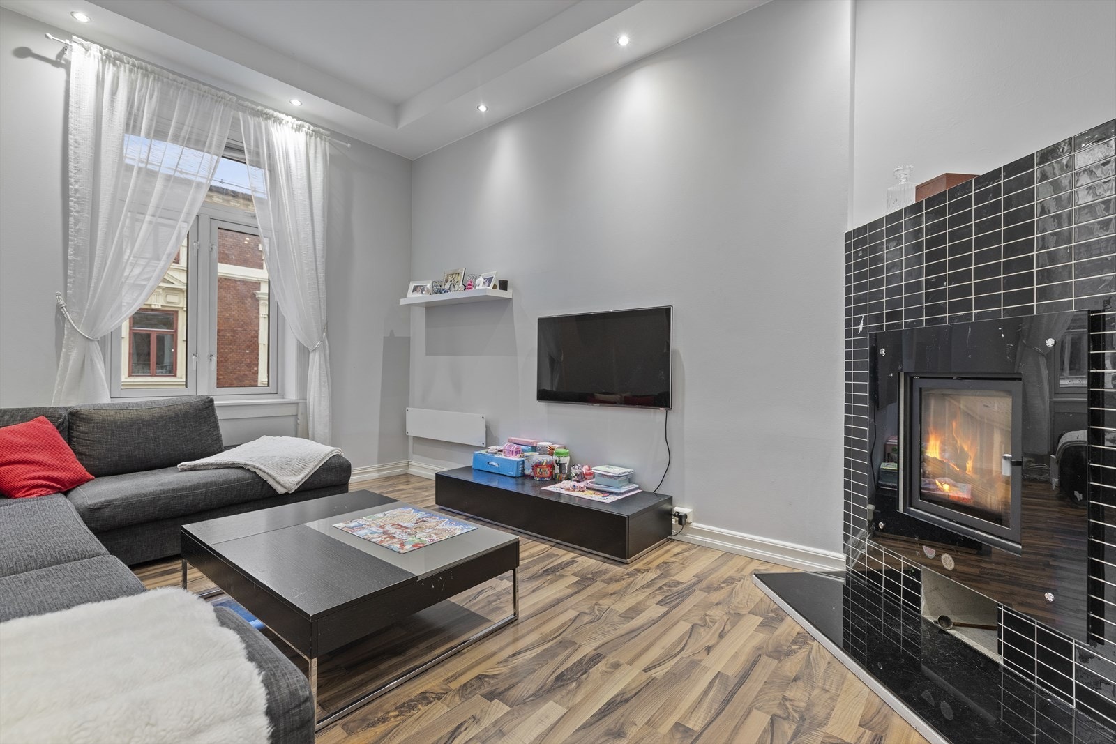 Romslig stue, rikelig med downlights. Galleribilde